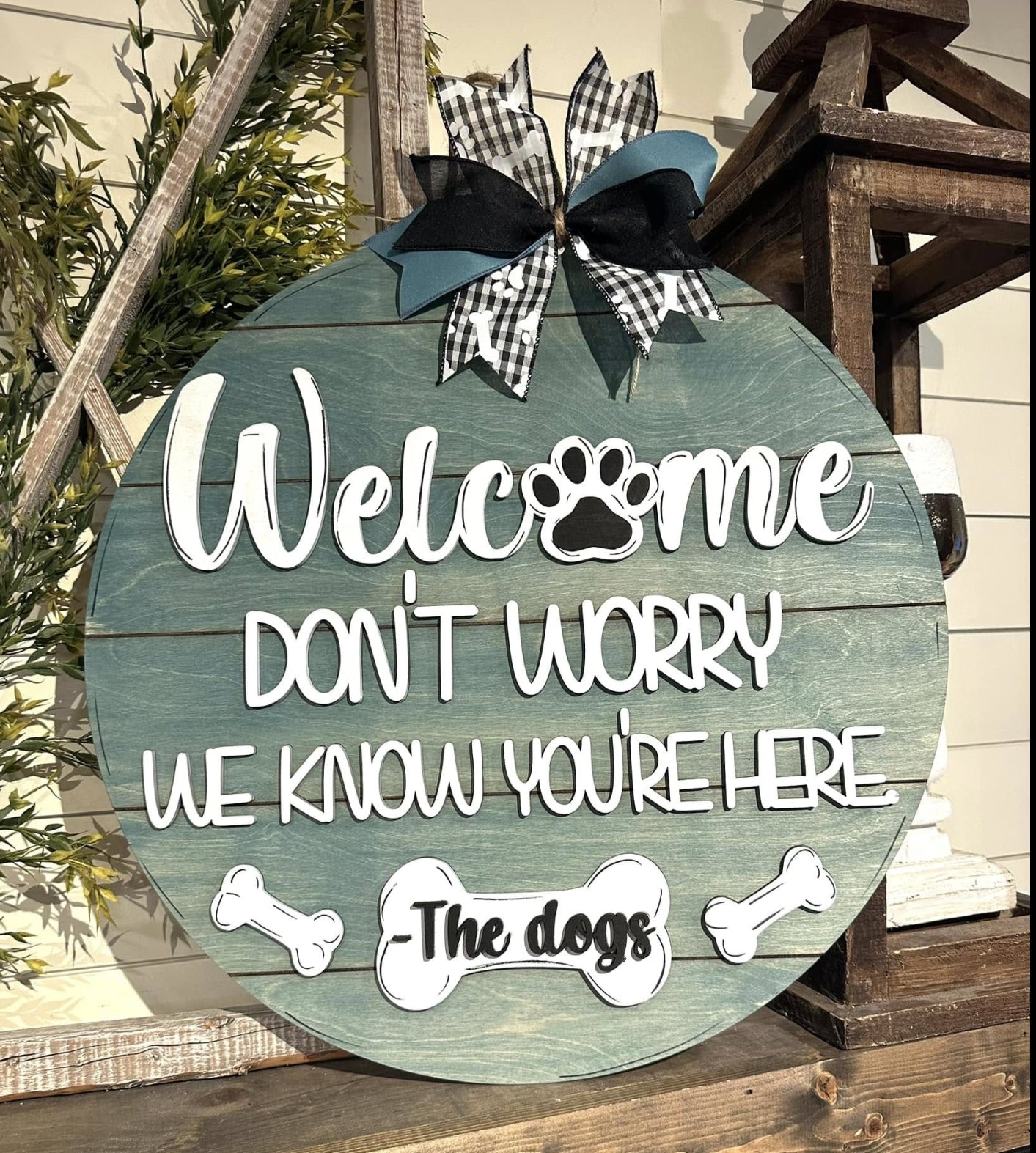 Welcome Don't Worry We Know Your're Here - The Dogs: 3D Round Door Hanger
